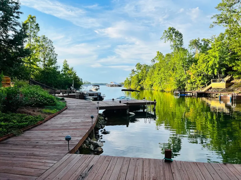 Lakefront home on Lake Martin with dock, sleeps 12 - Image 1