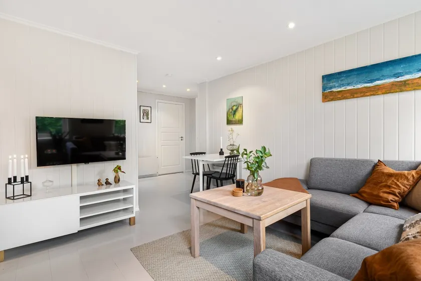 Apartment with free on-site parking - Image 1