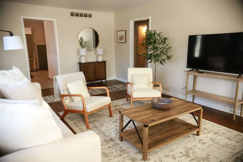 Hillside Villa-3 Bedroom House Near Downtown - Image 1