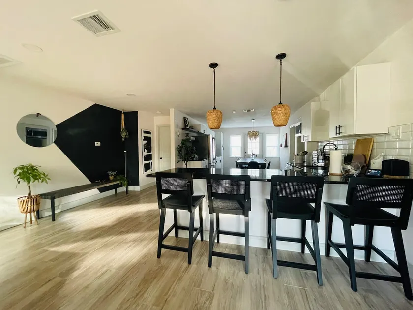 Chic and Cozy Dallas Retreat - Image 1