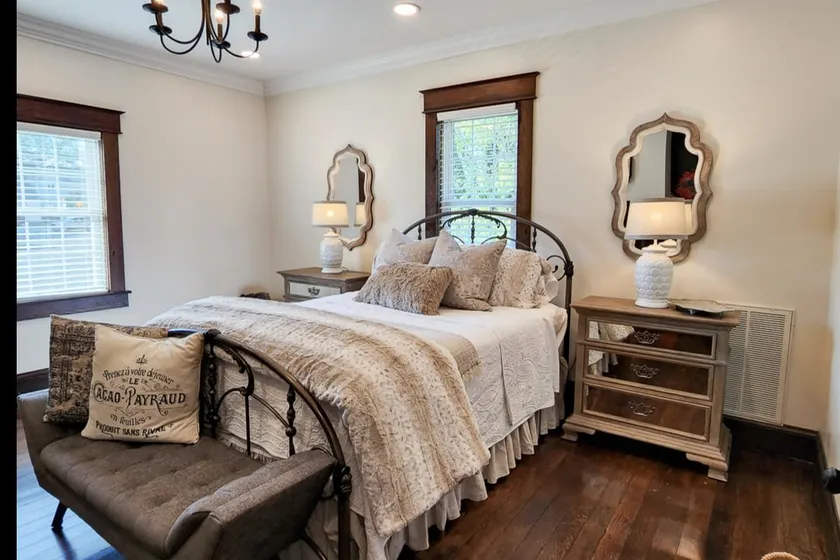Gorgeous Tastefully Renovated Loft Near Downtown - Image 1
