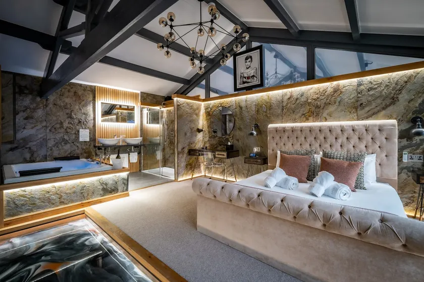 Luxury Penthouse 1 Bedroom Apartment in Windermere - Image 1