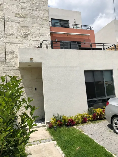 Beautiful 3BR townhouse with on-premises parking - Image 1