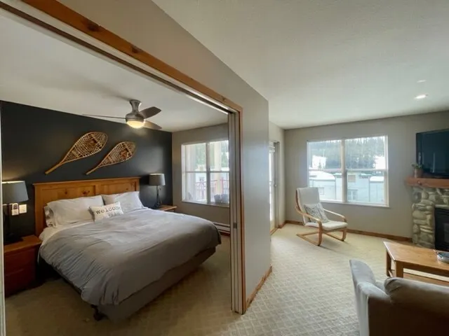 Creekside condo w/full kitchen, close to trails - Image 1