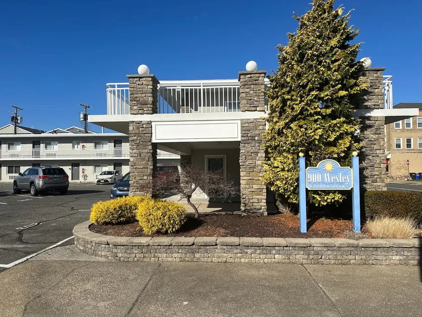 Beautiful Condo Sleeps 4- Only 2 Blocks From Beach - Image 1