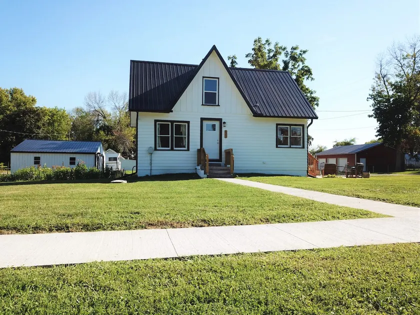 Cheerful 3 bedroom home in a quiet small town - Image 1