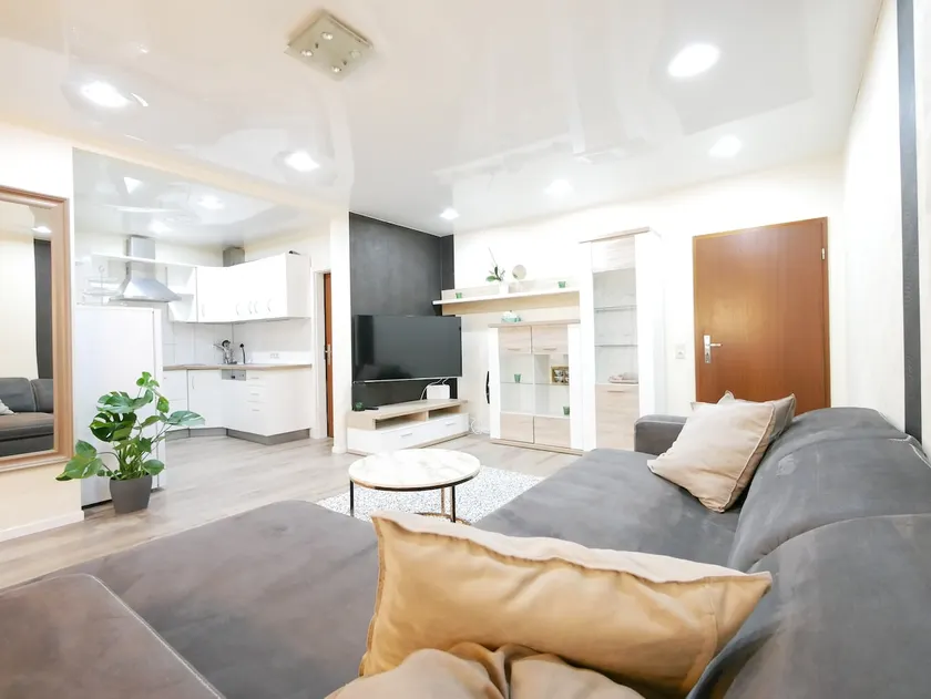 First floor apartment with private parking in front of the house - Image 1