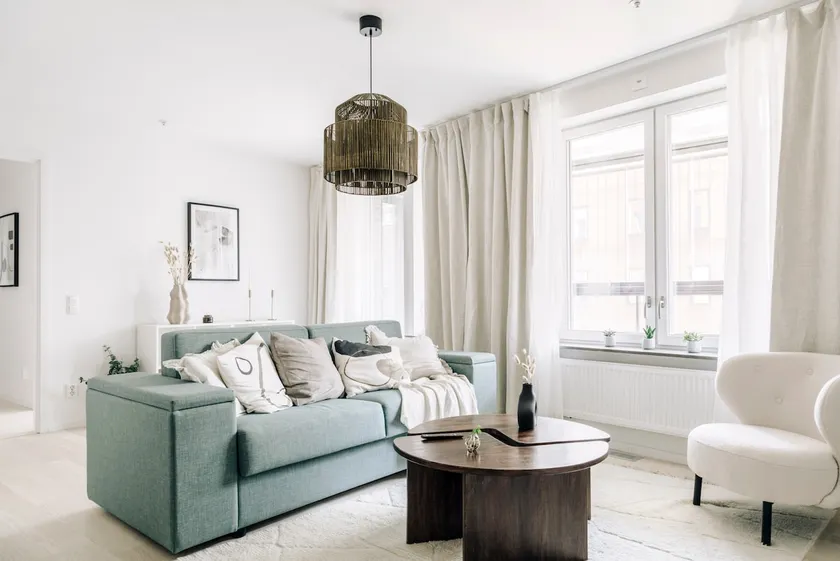 Modern Flat w/ Balcony in Waterfront Suburb - Image 1
