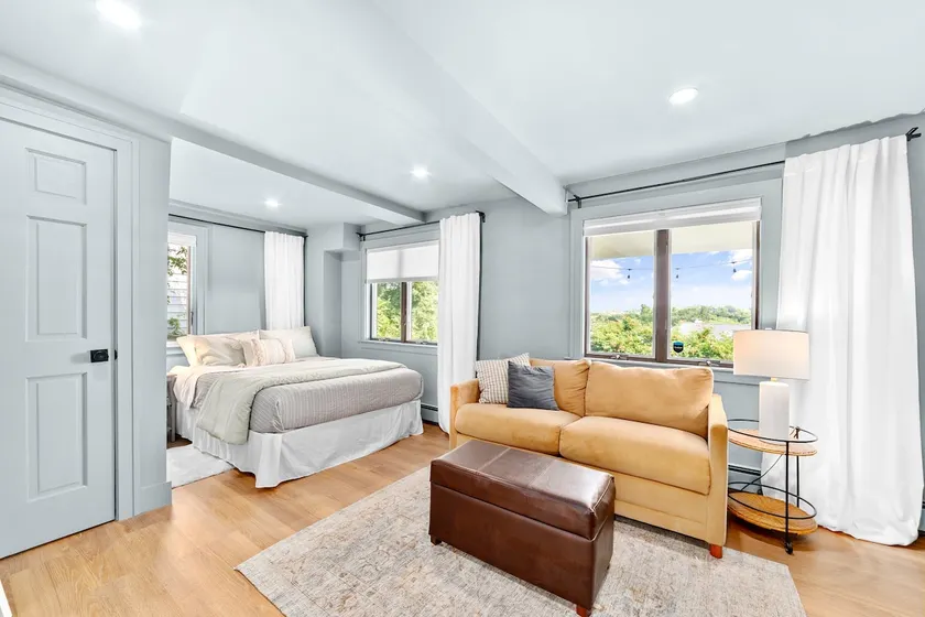 Cozy Renovated Suite w/Free St Parking near Train - Image 1