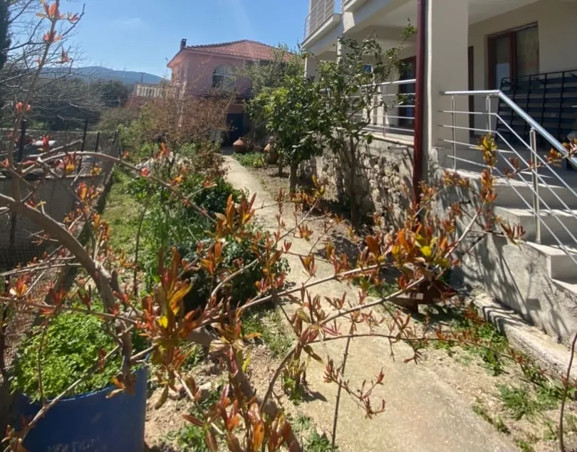 peaceful house in village atmosphere and greenery - Image 1