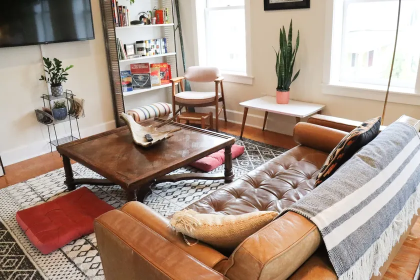 Entire Downtown Eclectic Apartment. - Image 1