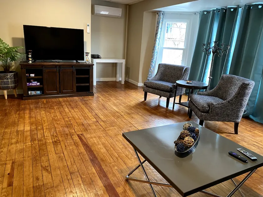 Oaks-Beautiful 2-Bed, 2-Bath w/Private Parking - Image 1
