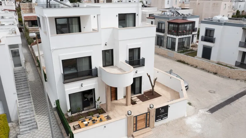 Luxury 4+1 Villa with Private Pool 200 Meters to the Beach - Image 1