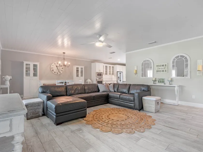 Modern Farm House, Fenced In Yard. Private Entry! - Image 1