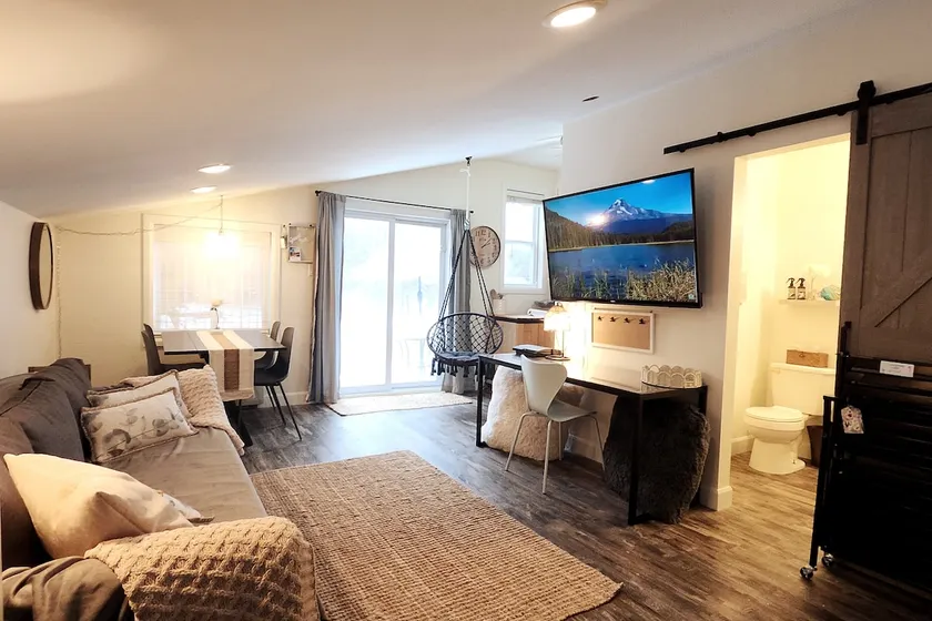 Private Studio ~ Full amenities, patio & parking! - Image 1