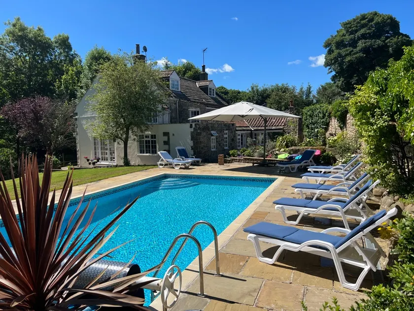 Large 6 bedroom house with private heated pool - Image 1