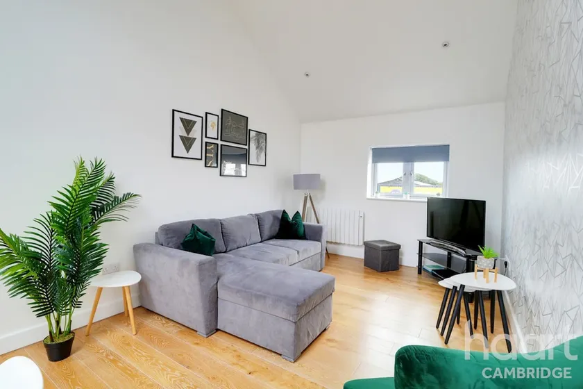 Lovely 1 Bedroom Flat with Free Off Road Parking - Image 1