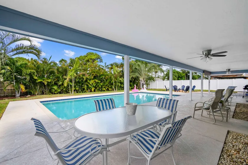 Clean Home Large Heated-Pool - 3/2 +Ofc/den - 3 Miles to Beach \"Jupiter Escape\" - Image 1