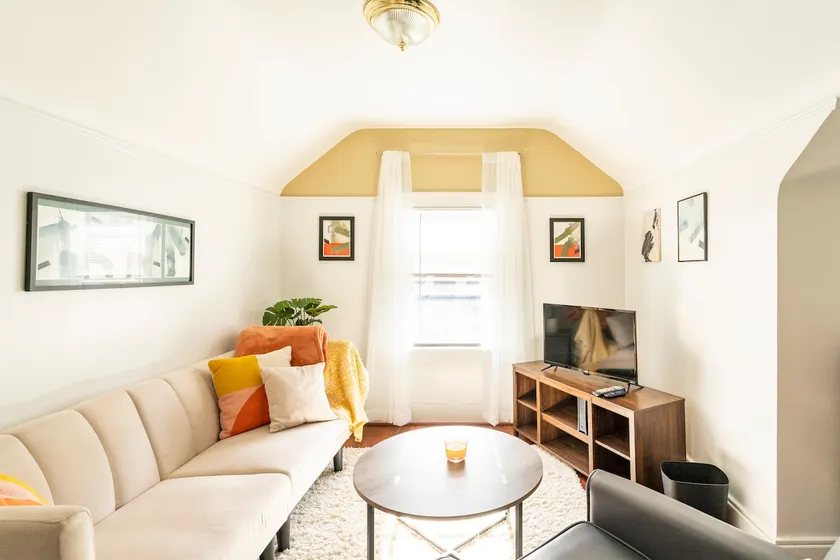 Rochester Chic Top Floor Apartment - Image 1