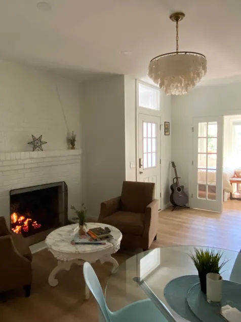 Lovely one bedroom w/a fireplace & outdoor space - Image 1