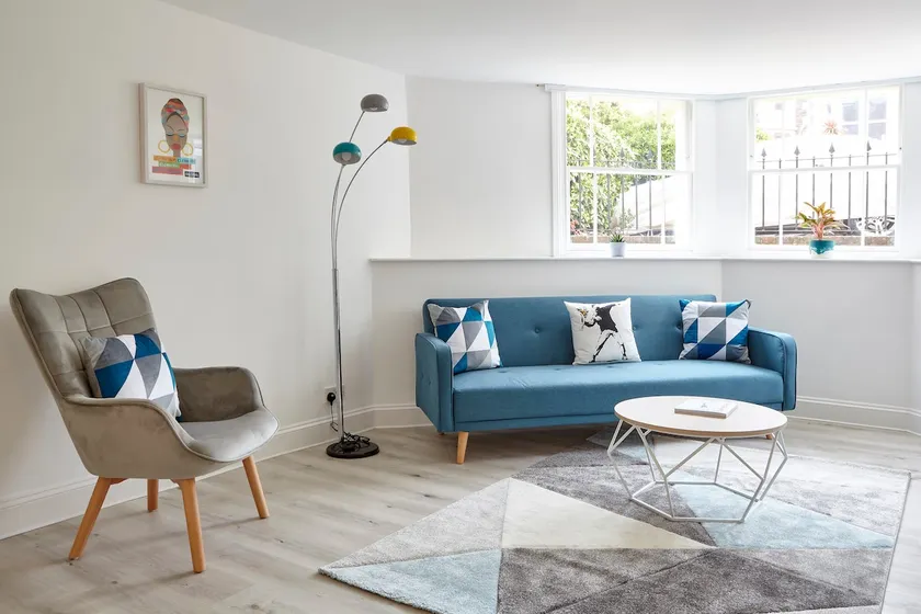 Stylish, spacious flat with private parking - Image 1