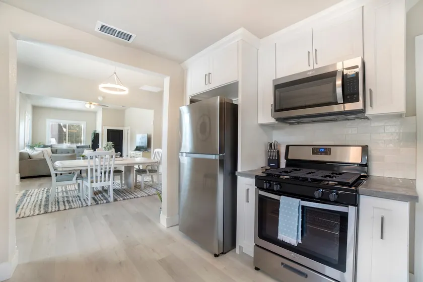 🌻Fresh Open 3 Bedroom Home near Downtown and Lake - Image 1