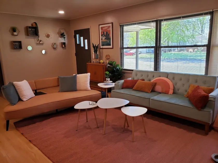 Riverside midcentury 3 bedroom 2 bath charmer. - Image 1