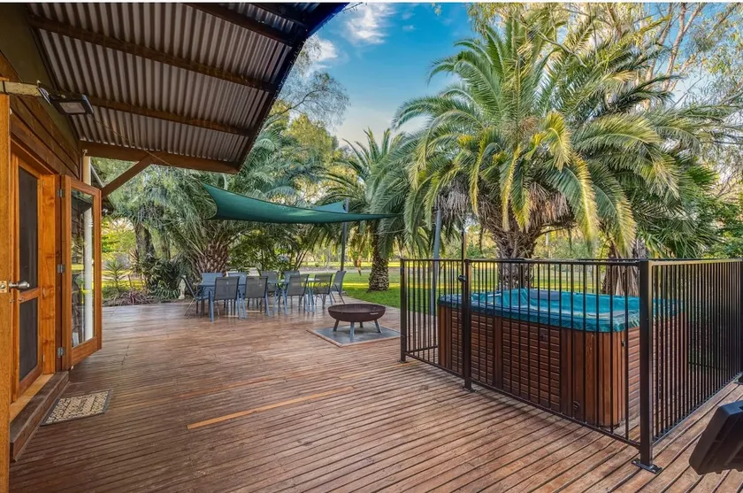Spacious two bedroom house with outdoor spa - Image 1