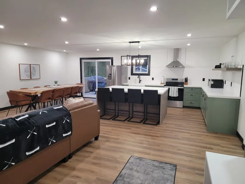 Bobcaygeon Escape | Sleeps 12 | Near Lake & Games - Image 1