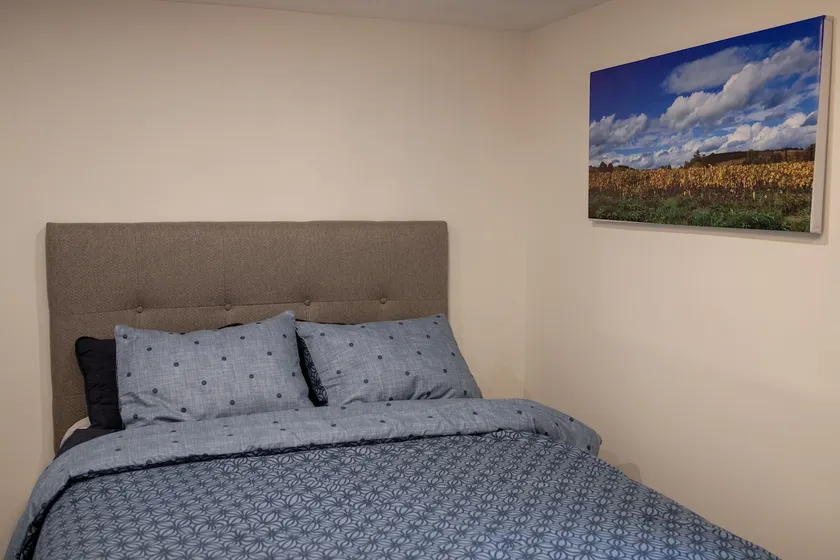 Lovely 1-bedroom serviced apartment, free parking - Image 1