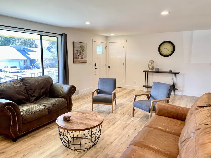 Newly remodeled bright and airy 6 bedroom home - Image 1