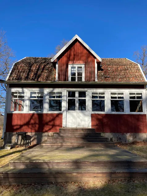 Older 1930s cottage with lake view - Image 1