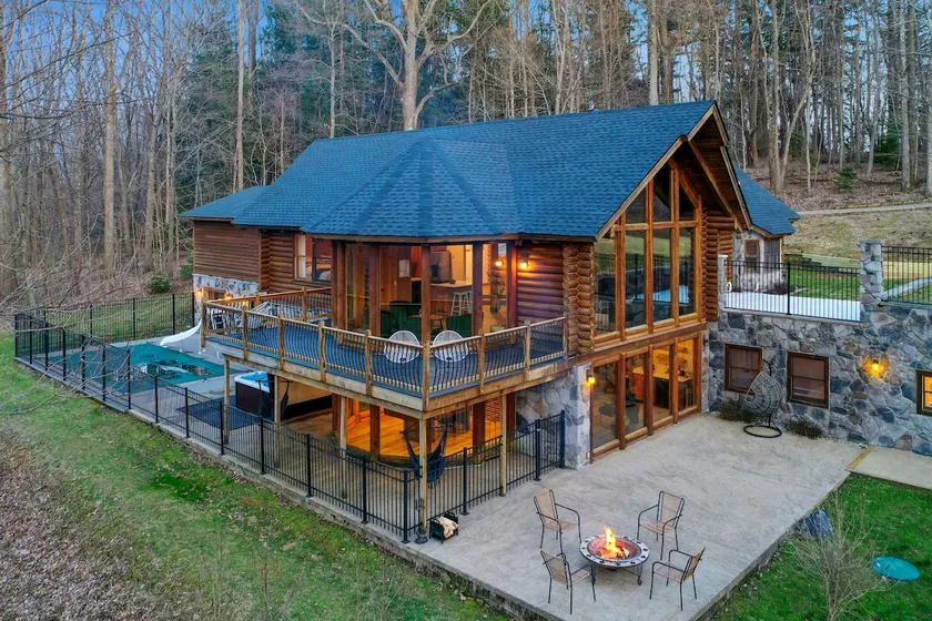 Beautiful Villa - Pool, Hot tub, Sauna, sleeps 29! - Image 1