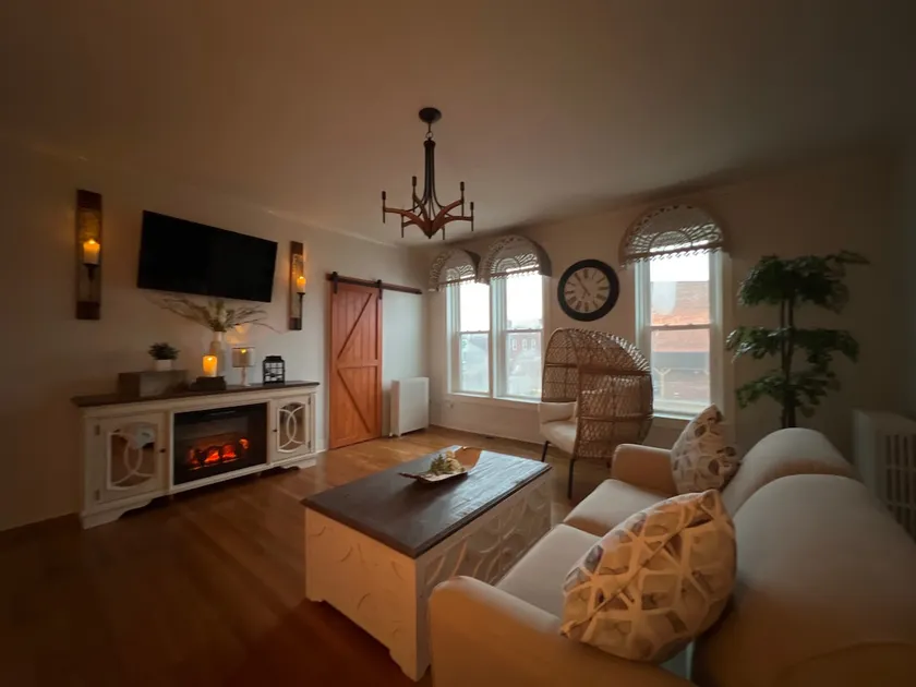 Modern downtown 2 bedroom apartment with a view. - Image 1