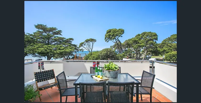 Lonnie Beach View Apartment - Image 1
