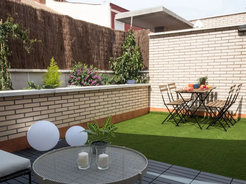 A duplex chillout penthouse, parking, and a pool bonus - Image 1