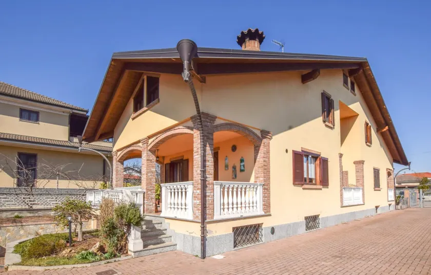 Full home in terraced villa - Image 1