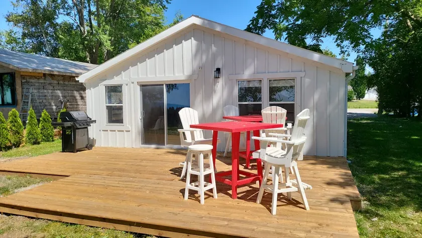 Waterfront Cottage with Access to Water - Image 1