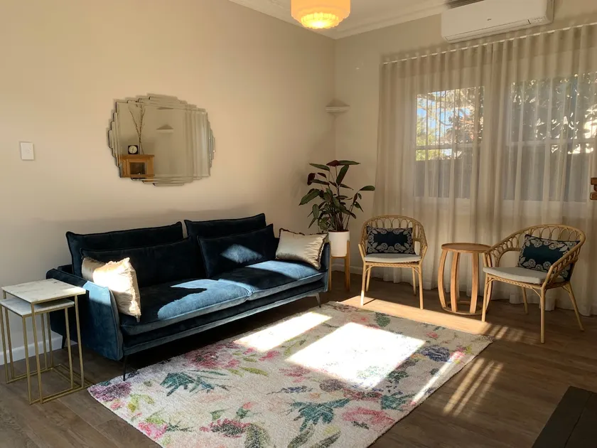 Art Deco Cottage. - Image 1