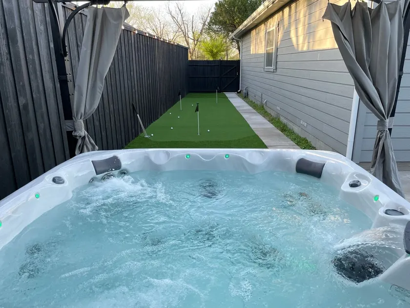 Budget-Friendly Retreat Stockyards HotTub MiniGolf - Image 1