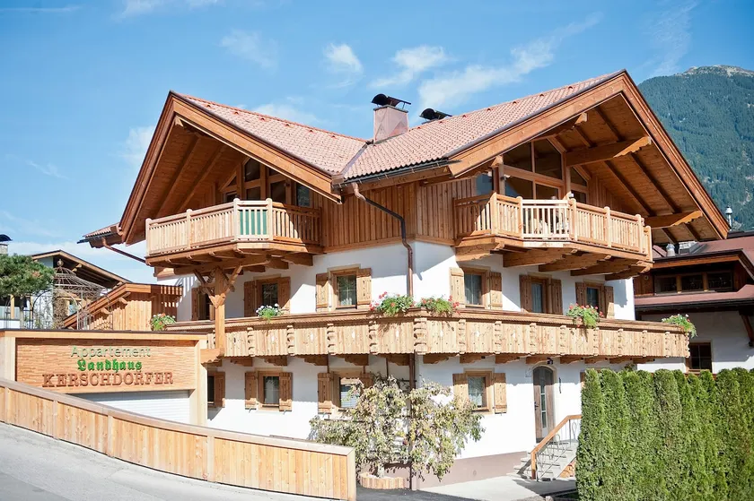 200 m² apartment house for up to 16 guests - Image 1
