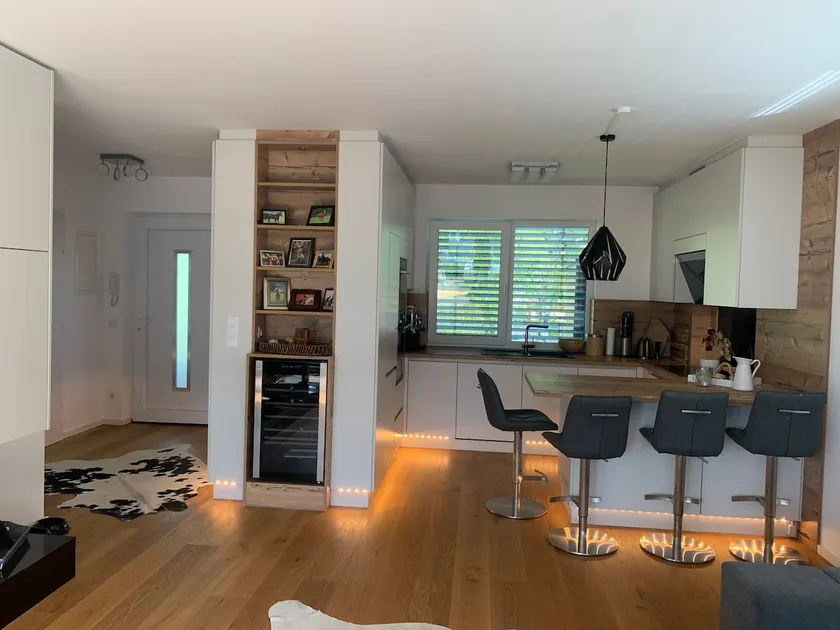 Small luxury penthouse near the lake and mountains with underground parking - Image 1