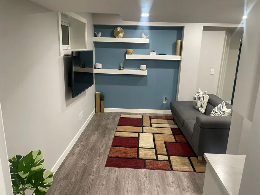 Luxurious family-friendly 2 bedroom onsite parking - Image 1