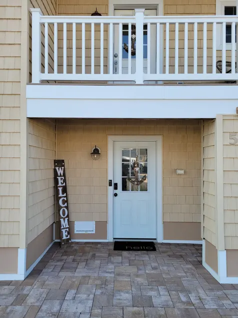 Spacious and Bright Waterfront Home - Image 1