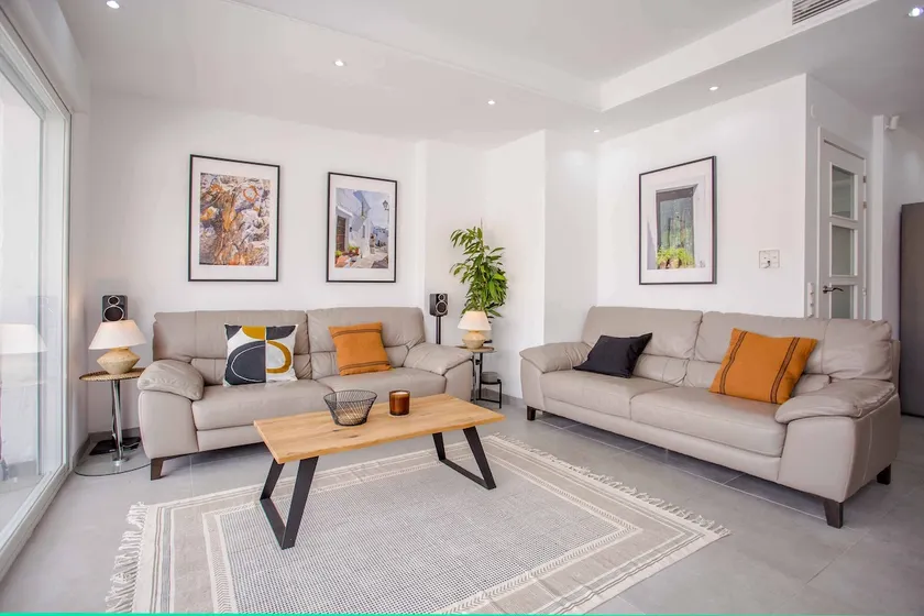 Luxury 2-Bed Townhouse with Hot Tub & Marina View - Image 1