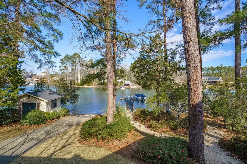 Lakefront retreat with boat ramp and dock - Image 1