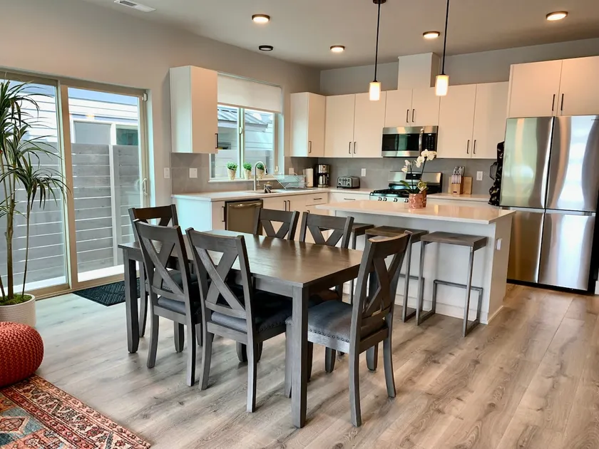 Winter SALE ! 2 BR Townhome - Walk to Edgefield! - Image 1
