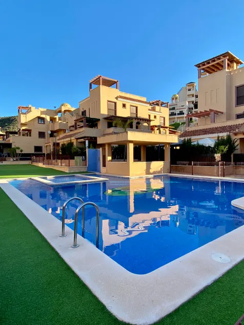 Beautiful penthouse with ocean and mountain views - Image 1