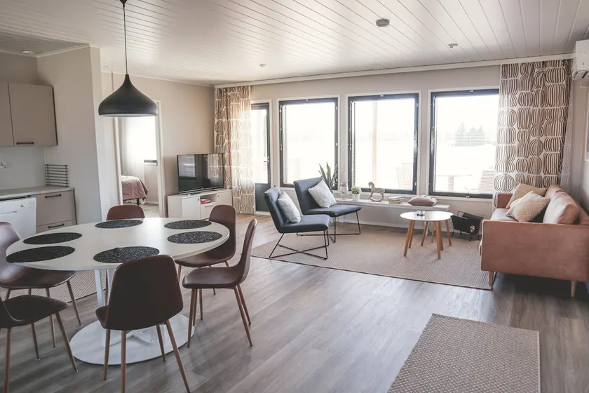 Bright and spacious detached house - Image 1