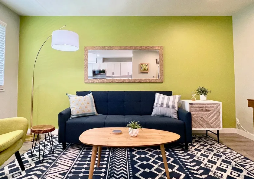 Bright Top Floor-King Bed-Parking-Fast Wi-Fi - Image 1